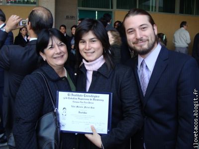 Marcela et son diplôme (!) entourée de sa mère et son frère Cato