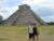 devant la pyramide de Kukulcán